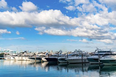 Lüks marina. Sefer teknesi denizde yüzüyor. Tekne turizmi. Deniz marinası. Lüks yat marinası. Pahalı bir yat teknesi. Lüks bir yaşam tarzı. Denizdeki sürat teknesi. Yaz tatili.