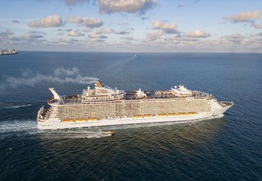 Lüks yolcu gemisi yolculuğunun havadan görünüşü. Gemi Miami sahil limanından ayrılıyor. Miami turu. Gemi seyahati. Yaz tatilindeki deniz yolculuğunun havadan görünüşü. Gemi turu ve deniz seyahati. Tur gezisi.