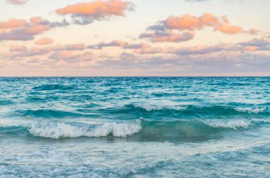 Okyanusta gün batımı. Yaz tatilinde gün batımı deniz manzarası. Deniz kıyısında gün doğumu. Denizde dramatik gündoğumu ufku. Gün batımında romantik yaz tatili.