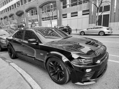 New York City, ABD - Mart 2024 Dodge Charger SRT Hellcat marka otomobilin köşedeki manzarası.