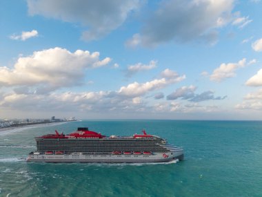 Miami, Florida, ABD - 28 Mart 2025 Valiant Lady Cruise Gemisi Yolculuğu. Yaz tatili için gemi turu. Bakire Yolculukları ve Bain Capital. Gemi turu. Seyahat acentası turu. Okyanus yolculuğu.