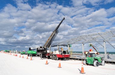 Miami, Florida, ABD - 16 Kasım 2024: İnşaat malzemeleri. İnşaat alanında mühendislik. Metal yapının kurulumu ve kaldırma ekipmanları. Metal yapı. Teleskopik kaldırma patlaması.
