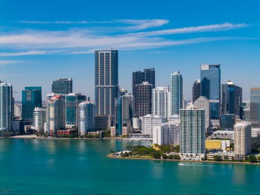 Gökdelen mimarisi olan Brickell Skyline. Şehir silüeti. Rıhtım şehri. Florida, Brickell Key 'den Miami' ye. Şehir merkezinde bir gökdelen. Şehir manzarası silüeti. Miami 'deki Brickell binası..