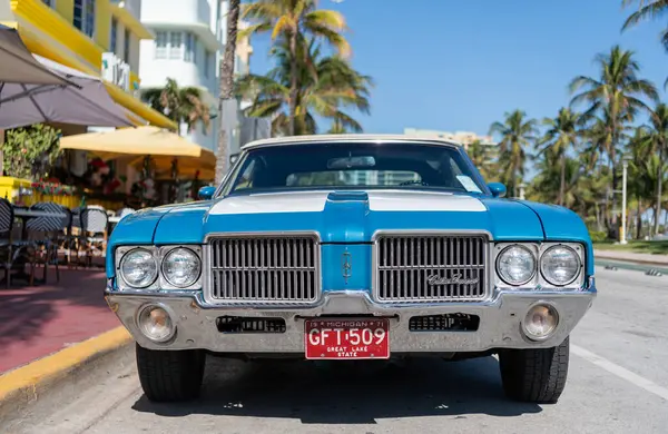 Miami, Florida, ABD - 06 Aralık 2024: Oldsmobile Cutlass Supreme 442 retro car. Oldsmobile Cutlass Supreme 'in eski arabası. Araba Oldsmobile Cutlass dışarı park etmiş. Oldsmobile Cutlass, ön manzara.