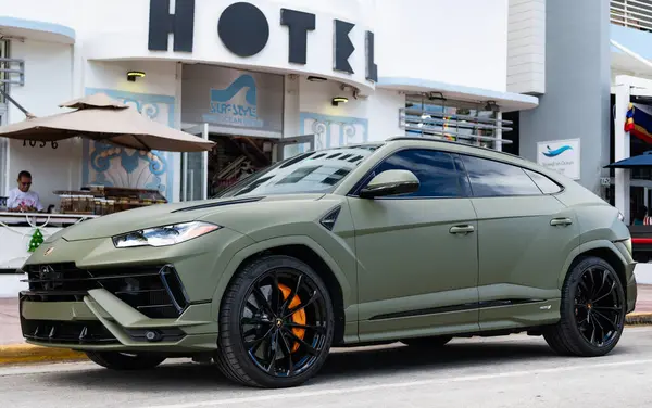 Miami, Florida, ABD - 08 Aralık 2024: Luxur yeşil renkli Lamborghini Urus S tipi spor araba. Lamborghini Urus 'un arabası dışarıda park halinde. Lamborghini Urus, köşe manzaralı. 2024 Lamborghini Urus S SUV arabası.