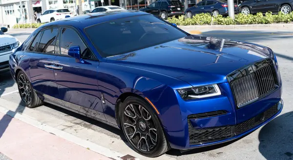 Miami, Florida, ABD - 21 Kasım 2024 Rolls Royce Hayalet 2024. Lüks araba Rolls Royce Hayalet modeli. Araba Rolls Royce dışarı park etmiş. Rolls Royce mavi renk, köşe görünümü.