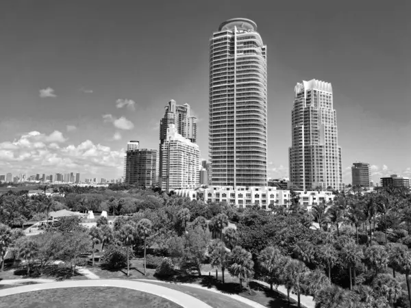 Lüks şehir manzaralı Miami Marina şehir merkezi. Yaz tatili. Güney sahili havacılık şehri. Şehir manzarası. Miami plajı gökdelen manzarası. Marina, Miami Beach, Florida USA 'de. Biscayne Körfezi.