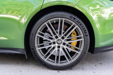 Miami, Florida, ABD - 20 Aralık 2024: Porsche Panamera 2019 Gran Turismo spor fastback otomobil. Porsche Panamera 'nın lüks arabası. Porsche Panamera 'nın arabası dışarıda park edilmiş. Porsche Panamera, tekerlek manzaralı.