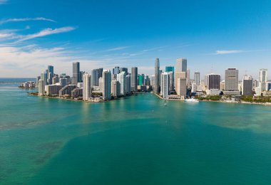 Miami silueti. Miami gökdelen şehri. Miami şehrinin ufuk çizgisi Brickell anahtarı. Miami şehir merkezinde. Gökdelen binası. Şehir merkezindeki şehir manzarası. Seyahat güzergahı. Şehir mimarisi.