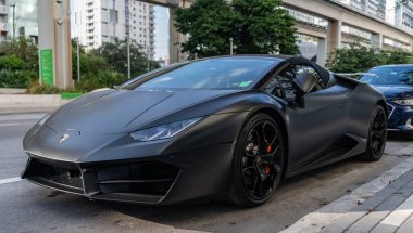 Miami, Florida, ABD - 01 Aralık 2024 Lamborghini Huracan spor araba. Lamborghini Huracan EVO 'nun siyah liman aracı. Lamborghini Huracan 'ın siyah arabası sokakta, ön manzara.