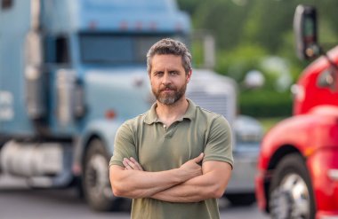 Kamyon şoförü. Kamyon kamyonunun yanında bir erkek kamyon şoförü. Nakliye araçları. Yarı kamyon aracı. İspanyol kamyoncu adam. Kamyonun önünde yakışıklı bir şoför. Kamyon sahibi. Milenyum Kamyoncusu.