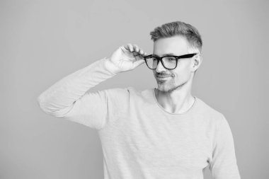 Görmekte zorlanıyorum. Mavi üzerine izole edilmiş mutlu adam için göz giysisi. Gözlükle iyi görünüyorsun. Olgun adam gözlüklü bak. Görüş keskinliği ve görme yeteneği. Vizyon görüşü düzeltmesi. Adam gözlüklerle iyi görünüyor..