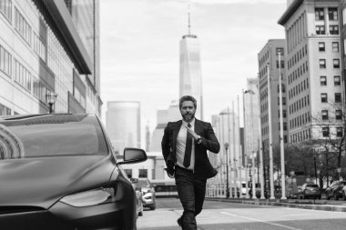 Koşan iş adamı. Araba sigortacısı. Yeni araç almak ya da satmak. Garanti ya da garanti. Müşteri ya da satıcı. Lüks bir bayilik. Krupiye başarısı. Araba galerisi. Otomatik koruma.