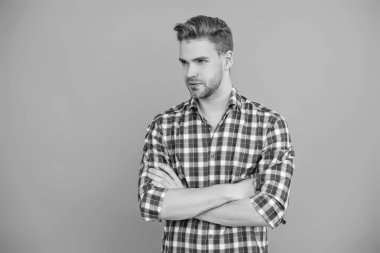 Kafkasyalı milenyum adamı. Gri tişörtlü adam izole edilmiş. Saç stili olan yakışıklı bir genç. Moda erkek modası. Normal erkek stili. Cilt bakımı ve erkeklerin güzellik anlayışı. Cpy boşluk pankartı.