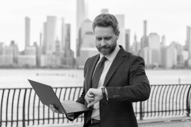 İş adamı geç kalıyor. Kol saatinde dakik adam zamanı kontrol ediyor. İş görüşmesi için son gün. Başarılı iş adamı zamanı kontrol ediyor. İş adamı New York 'ta dışarıyı kolaçan ediyor. Dakiklik.