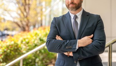 Ofisteki iş adamı. Olgun iş adamı. İş adamı portresi. Başarılı bir iş. Proje yöneticisi. Girişimcinin başarısı. Ofis müdürü. Takım elbiseli iş adamı..