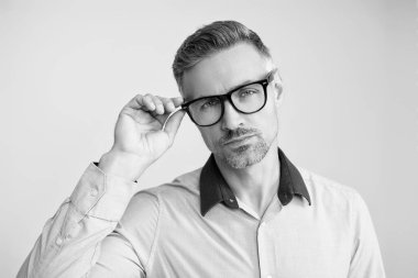 İş adamı liderliği temsil eder. İş vizyonu ve başarı. Başarı vizyonu. Gözlüklü iş adamlarının başarılı liderliği. İş adamı gözlüklü bak. Liderlik vizyonu.