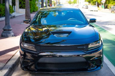 Miami, Florida, ABD - 17 Aralık 2024: Siyah 2023 Dodge Charger GT arabası. Dodge Charger GT tipi lüks bir araba. Dodge Charger GT 'nin arabası, dışarıda park edilmiş. Dodge Charger GT, ön görünüm.
