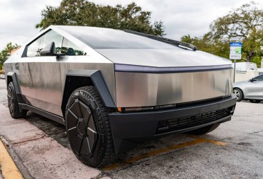 Miami, Florida, ABD - 12 Aralık 2024 Tesla Cybertruck elektrikli kamyonet vagonu. Tesla Cybertruck 'ın elektrikli arabası. Tesla Cybertruck 'ın arabası dışarıda park edilmiş. Tesla Cybertruck, köşe manzaralı..