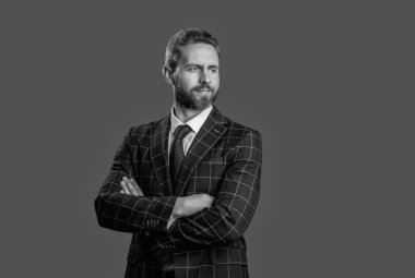 Takım elbiseli adam liderliği temsil ediyor. İş liderliği ve başarı. İşadamı lider koltuğunda. İş başarısı. Profesyonel lider CEO. Resmi takım elbise giyen bir iş adamı. Rekabetçi kenar.