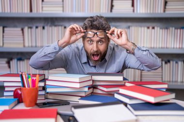 Okulda öğretmenler sınıfı. Okula dönüyorum. Sınıfın işyerindeki öğretmen. İspanyol öğretmen bilgisini ve eğitimini paylaşıyor. Sınıfta öğretmenlik dersi. yeni fikir.