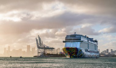 Miami, Florida, ABD - 16 Aralık 2024: Norveç yolcu gemisi yolculuğu. Yaz tatilinde gemi turu. Norveç yolcu gemisi. Gemi turu ve deniz seyahati. Gemi Miami limanından ayrılıyor..