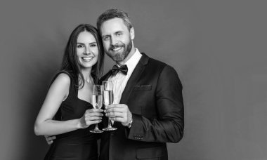 Resmi olarak bir çift. Romantik randevu kutlamaları. Sevgililer Günü. Yıldönümünü kutlayalım. Aşık çift nişanı kutluyor. Zarif çift kırmızıda izole edilmiş şampanya içer. Neşeli çift..