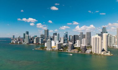 Miami ufuk çizgisi manzarası. Brickell Key, ABD 'de gökdelenli şehir manzarası. Brickell Miami şehir merkezinde. Miami şehir merkezinde, Florida 'da panoramik modern mimari.