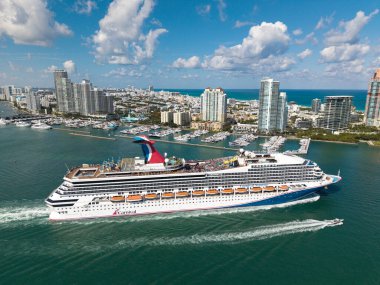Miami, Florida, ABD - 27 Mart 2025: Gemi turu ve deniz yolculuğu. Gemi Miami limanından ayrılıyor. Karnaval Gündoğumu yolcu gemisi yolculuğu. Yaz tatilinde gemi turu. Karnaval yolcu gemisi.
