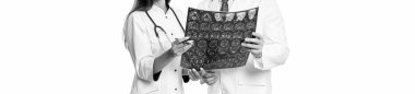 Hastanedeki doktor röntgen film sağlık hizmetlerine bakıyor, Roentgen. Tıbbi giysi bölümünde doktor röntgen beyin röntgeni çekiyor. Doktor X-ray 'i beyazda izole etti. Doktor nörolog, röntgen taraması. kırpılmış görünüm.
