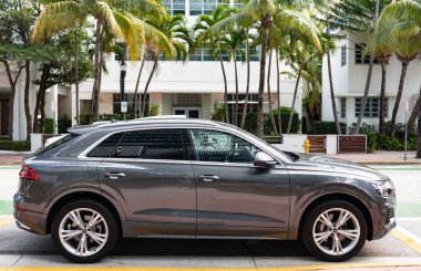Miami, Florida, ABD - 09 Aralık 2024: Audi Q8 quattro 2019 spor geçiş aracı. Audi Q8 tipinde bir spor araba. Audi Q8 'in arabası dışarıda park edilmiş. Audi Q8, yan görünüm.