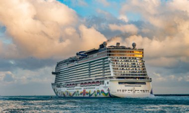 Miami, Florida, ABD - 16 Aralık 2024 Norveç yolcu gemisi. Gemi turu ve deniz seyahati. Gemi kalkıyor. Norveçli bir yolcu gemisi yolculuğu. Yaz tatilinde gezmek.