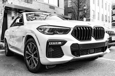 New York, ABD - 15 Mart 2024: BMW X6 modern beyaz araba açık havada, köşe manzaralı.