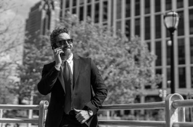 İş adamının dışarıyı araması gerekiyor. Telefon kullanan bir iş adamı. Takım elbiseli bir adam telefonda konuşuyor. Telefonu olan orta yaşlı İspanyol işadamı. İş iletişimi. Reklam..