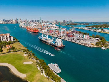 Miami, Florida, ABD - 20 Mart 2025: Kargo Seaboard konteynır gemisi, hava manzaralı. Yük konteynırı kargo gemisi ve römorkör. Kargo gemisi. Miami limanı. Konteynır Monrovia gemisi.