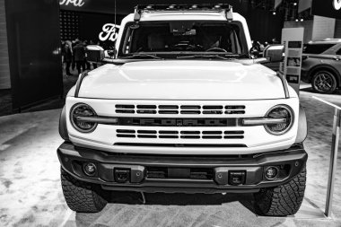 New York City, ABD - 27 Mart 2024 Ford Bronco Heritage Limited SUV arabası New York Uluslararası Otomobil Fuarı, ön görüş.
