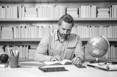 Okula dönüyorum. Okulda coğrafya öğretmeni. Milenyum coğrafya öğretmeni. Sınıfta coğrafya dersi veren adam. Öğretmenler günü. Eğitim programları. Küresel hoca. okul eğitimi.