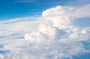 Gökyüzü bulutları. Mavi Cennet ve beyaz bulutlar. Yumuşak güneş ışığıyla beyaz bulutlu cennet. Pastel mavi gökyüzü arka planında bulutlar. Gökyüzü Manzarası Arkaplanı. Gökyüzü Bulutları Duvar Kağıdı.