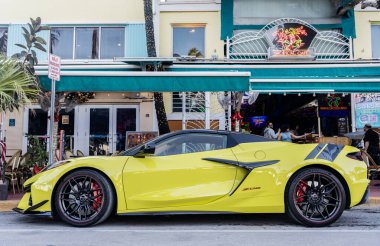 Miami, Florida, ABD - 19 Aralık 2024 Chevrolet Corvette Chevy spor arabası. Chevrolet Corvette 'in spor arabası. Chevy Corvette 'in arabası dışarıda park edilmiş. Chevrolet Corvette, yan görüş..