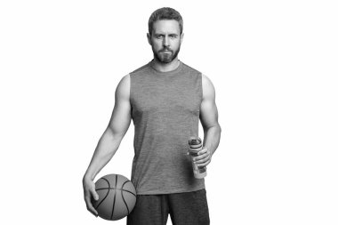 Susamış adam su içiyor. Spor şişeli basketbolcu. Sağlıklı bir yaşam tarzı. Vücutta su dengesi. Sporcu adam su içiyor. Sıvı yeterliliği. Susuz kalma. Susamış sporcu..