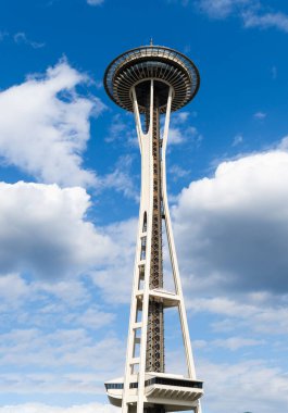 Seattle, Washington, ABD - 26 Temmuz 2024: Modern Seattle mimari simgesi. Uzay iğnesinin mimarisi. Seattle ve Space Needle kulesi. Gökyüzü kadar yüksek mimari simgesi. Seattle dönüm noktası.