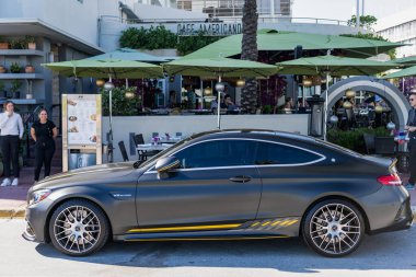 Miami, Florida, ABD - 06 Aralık 2024 Mercedes Benz C 2023 arabası. Mercedes Benz C 'nin lüks arabası V8 biturbo. Mercedes Benz 'in arabası dışarıda park edilmiş. Mercedes Benz C, yan görünüm.