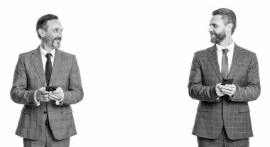 Telefondaki mesajlaşan iş adamları beyazdan izole edilmiş. İş mesajlaşması. İnternet işi. Takım elbiseli iş adamları telefon kullanır. Blogda sohbet eden iki iş adamı. Pankart.