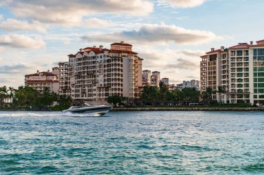Yat marinaya gidiyor. Tekne ve yat gezisi. Lüks bir yaşam tarzı. Fisher Adası 'nda lüks bir binada yat. Yaz tatili. Fisher Adası Binası. Lüks motorlu tekne yatı. Turistik bölge.