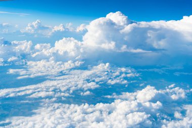 Bulutlu mavi gökyüzünün güzel manzarası. Parçalı bulutlu. Arka plan bulutu yazı. Bulutlu yaz. Gün batımında gökyüzü bulutsuz. Bulutlu doğal gökyüzü.