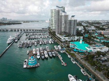 Özel tekne manzaralı. Lüks deniz teknesi olan liman limanı. Miami 'deki yat kulübü ve yat limanı. Özel yatı ve teknesi olan lüks bir yat limanı. Limanda rıhtımda bir yat var. Miami 'de lüks yaz tatili.
