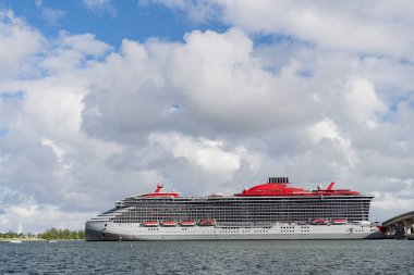 Lüks yolcu gemisi yolculuğunun havadan görünüşü. Gemi Miami sahil limanından ayrılıyor. Miami turu. Gemi seyahati. Yaz tatilindeki deniz yolculuğunun havadan görünüşü. Gemi turu ve deniz seyahati. Okyanus gezisi.