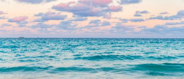 Yaz tatilinde gün batımı deniz manzarası. Deniz kıyısında gün doğumu. Denizde dramatik gündoğumu ufku. Günbatımı deniz manzarasında romantik bir yaz tatili. Okyanusta gün batımı. Deniz meltemi.