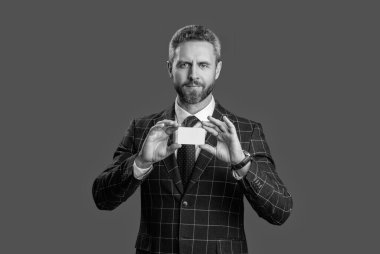 Emoney ile iş anlaşması. İş başarısı. Takım elbiseli iş adamının kredi kartı Grey 'de izole edilmiş. İşletme markası. Hesabı öde. Kredi kartı olan bir iş adamı. Kartvizit adabı.