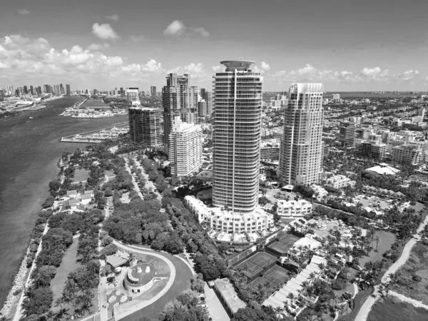 Marina, Miami Beach, Florida USA 'de. Biscayne Körfezi. Lüks şehir manzaralı Miami Marina şehir merkezi. Yaz tatili. Güney sahili havacılık şehri. Şehir manzarası. Miami plajı hava manzarası. Hava fotoğrafçılığı.